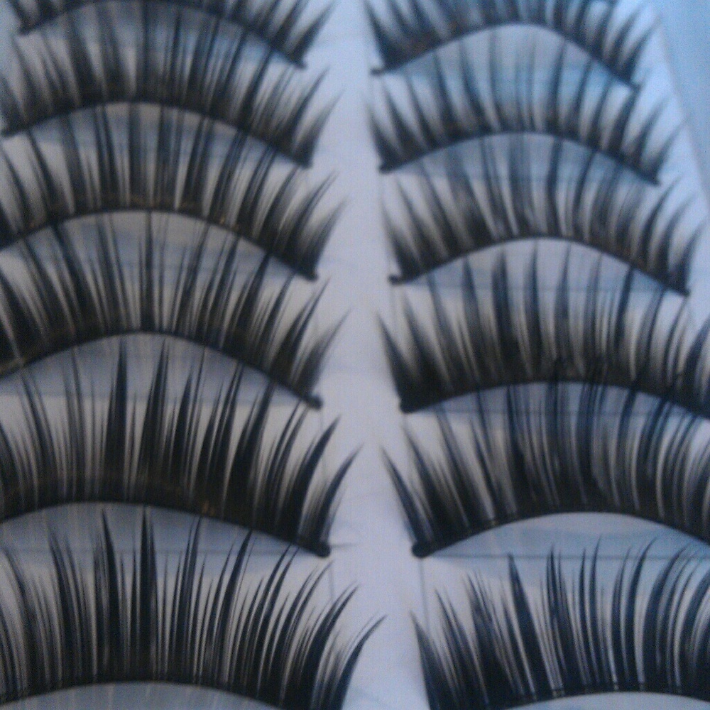 Eyelash extensions - Picture 1 of 1